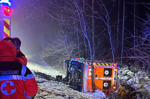 Ein Patient befand sich zum Unfallzeitpunkt nicht im Rettungswagen. (Handout) Foto: Bayerisches Rotes Kreuz/dpa