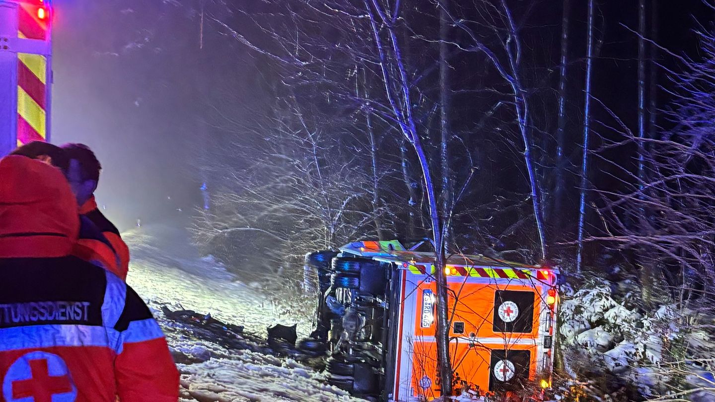 Ein Patient befand sich zum Unfallzeitpunkt nicht im Rettungswagen. (Handout) Foto: Bayerisches Rotes Kreuz/dpa