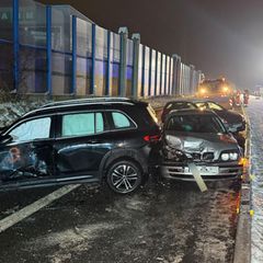 Die eisglatte Straße in Unterfranken ließ 20 Fahrzeuge kollidieren