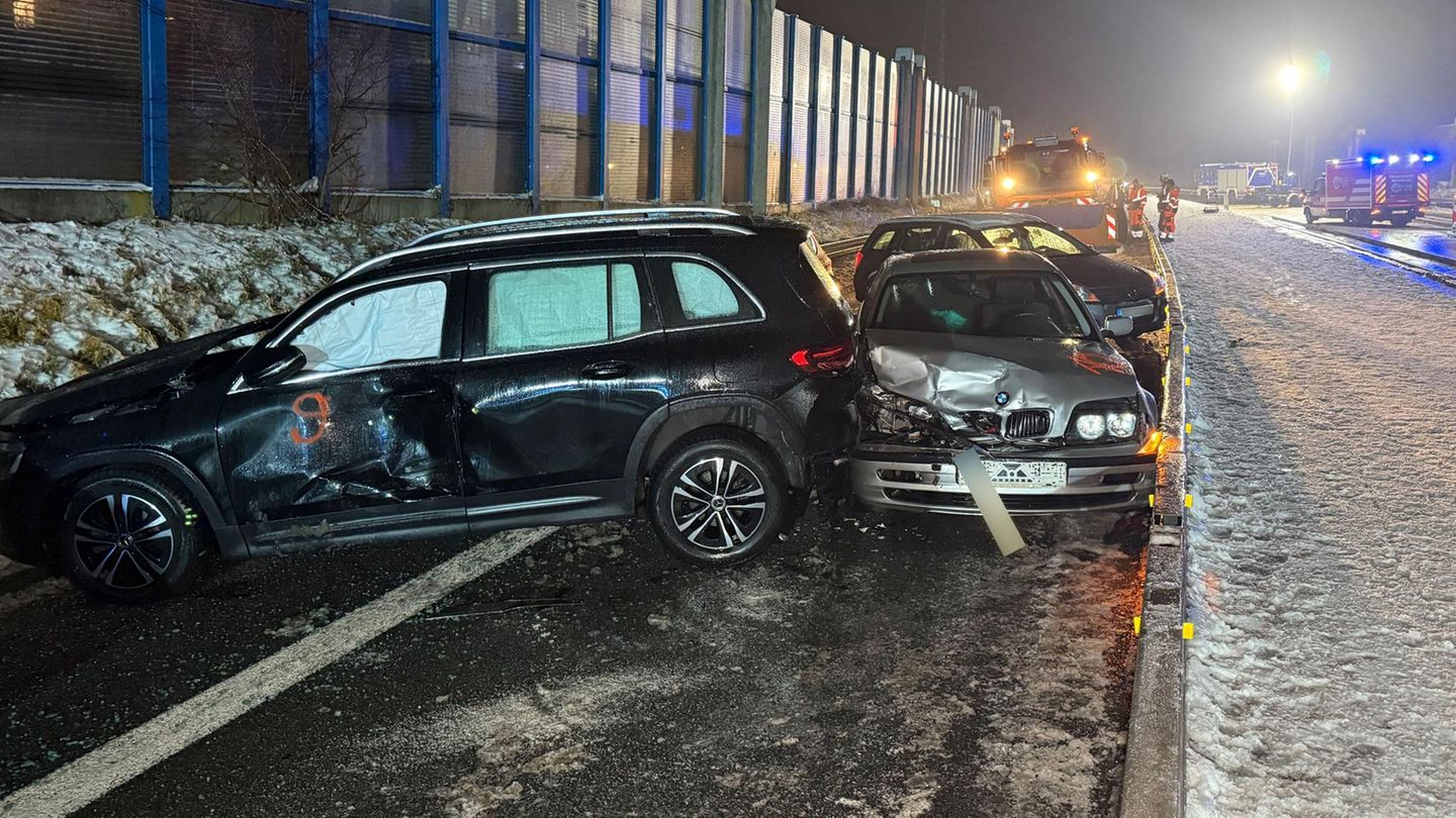 Bayern: Massenkarambolage auf Bundesstraße durch Blitzeis