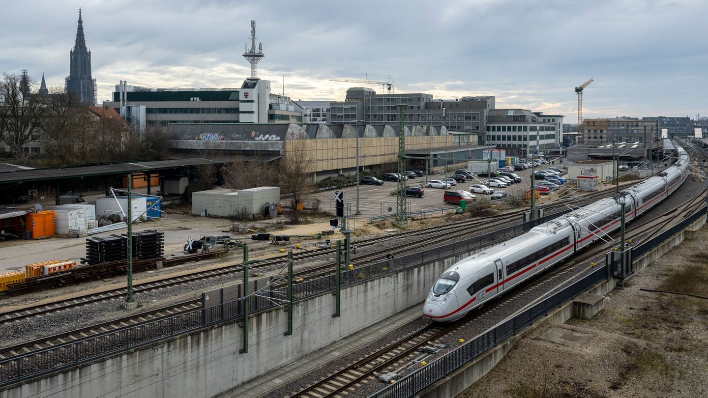 Der Ulmer Hauptbahnhof wird umfangreich saniert. (Archivbild) Foto: Stefan Puchner/dpa