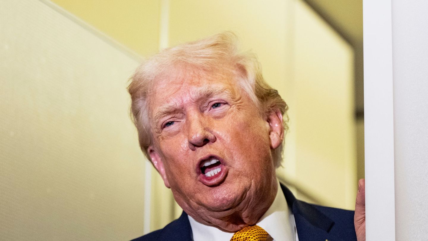 Trump kündigte Zölle für Handelspartner von Iran an. (Archivbild) Foto: Alex Brandon/AP/dpa