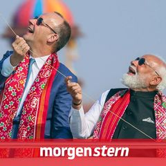 Bundeskanzler Friedrich Merz und Indiens Premierminister Narendra Modi lassen einen Drachen steigen