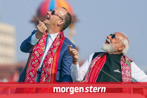 Bundeskanzler Friedrich Merz und Indiens Premierminister Narendra Modi lassen einen Drachen steigen