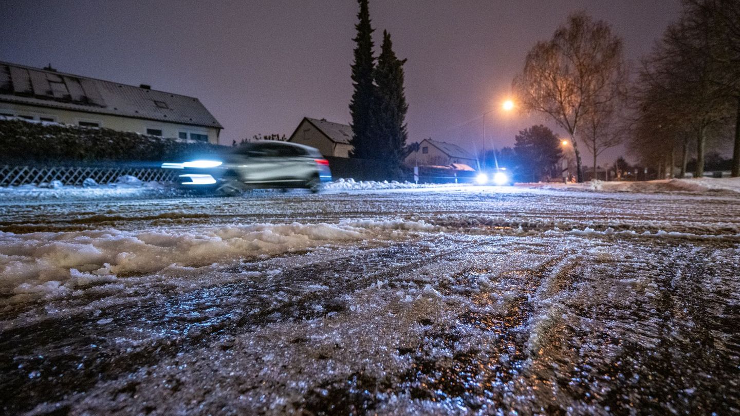 Es soll wieder glatt werden, diesmal vor allem im Osten und Nordosten. Foto: Armin Weigel/dpa