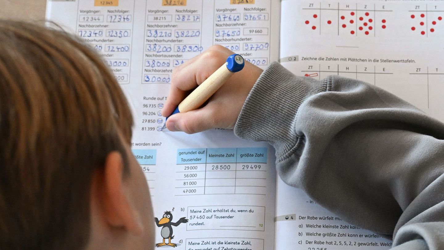 Ein Viertklässler arbeitet in seinem Matheheft. (Symbolbild) Foto: Bernd Weißbrod/dpa