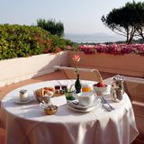 Frühstücken wie Gott in Frankreich – mit Blick auf die französische Riviera