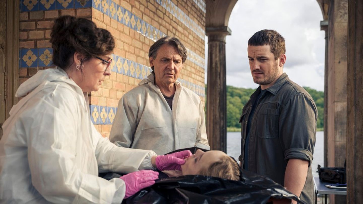 "Haveltod - Ein Potsdam-Krimi": Miriam (Katrin Heller, l.), Armin (Wolfgang Bahro, M.) und Gregor (Felix Kreutzer) begutachten