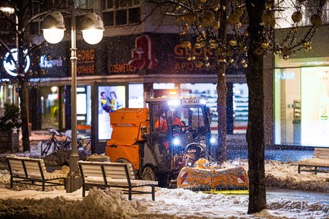 Viele Straßen im Nordwesten sind mittlerweile von Schnee und Eis befreit worden. (Archivfoto) Foto: Moritz Frankenberg/dpa