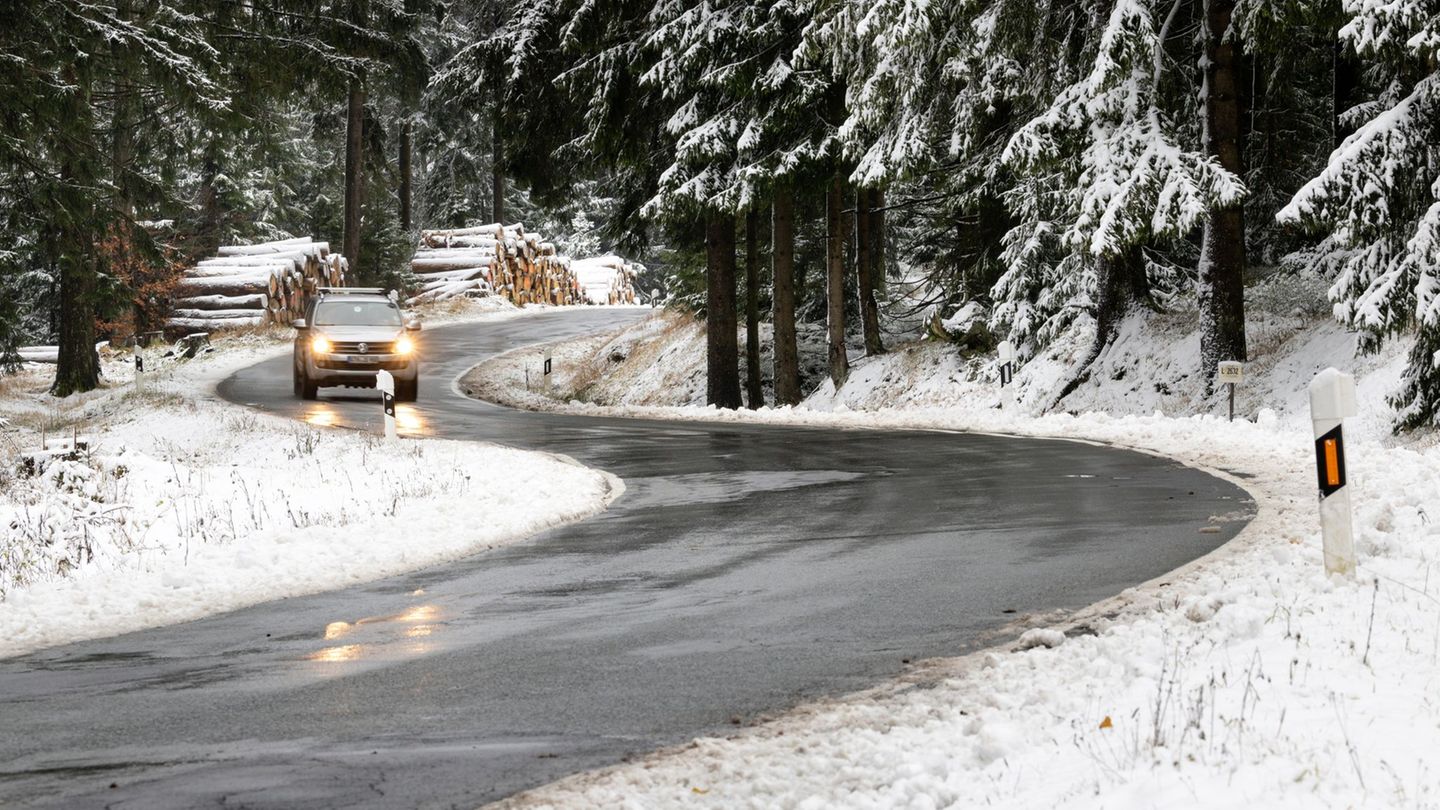 Der Deutsche Wetterdienst warnt in Thüringen vor glatten Straßen. (Symbolbild) Foto: Michael Reichel/dpa