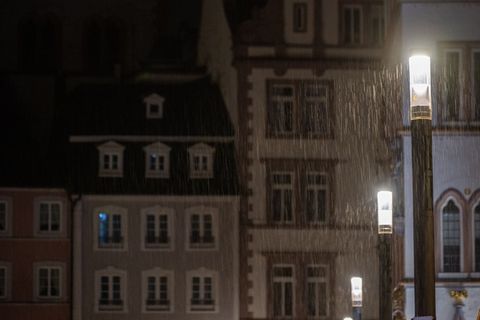 Immer wieder ist in den kommenden Tagen mit Regen zu rechnen. (Symbolbild) Foto: Harald Tittel/dpa