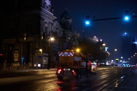 Am Dienstagmorgen warnt der DWD vor Glatteis. Foto: Annette Riedl/dpa