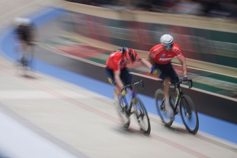 Die Italiener Simone Consonni (2.v.r) und Michele Scartezzini haben die Bremer Sixdays gewonnen. (Archivbild) Foto: Focke Strang