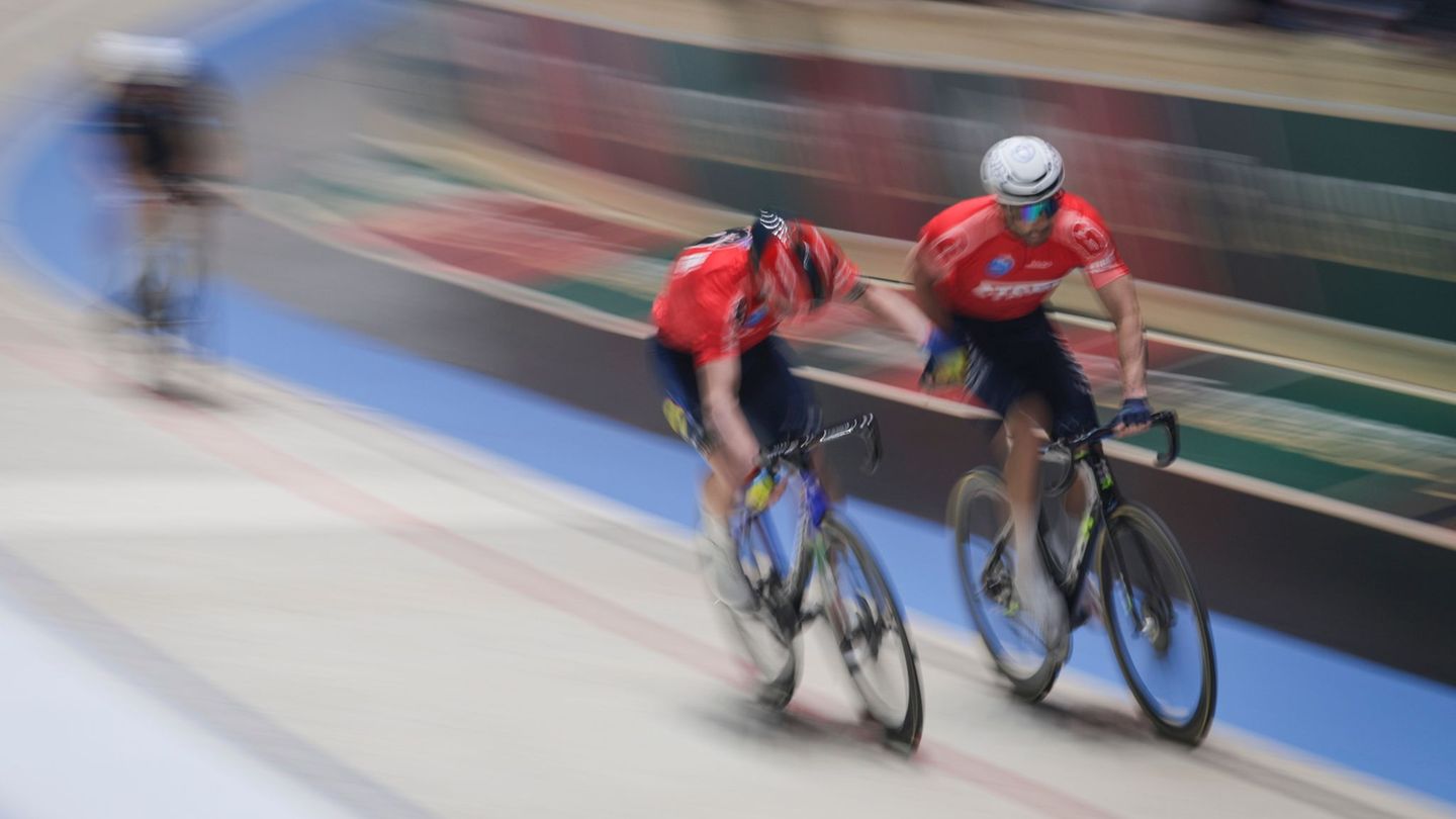 Die Italiener Simone Consonni (2.v.r) und Michele Scartezzini haben die Bremer Sixdays gewonnen. (Archivbild) Foto: Focke Strang