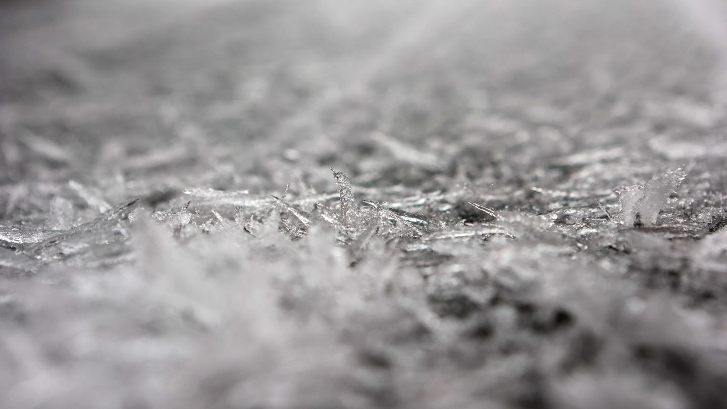 In Sachsen-Anhalt besteht eine Unwetterwarnung wegen Glätte. (Symbolbild) Foto: Matthias Bein/dpa