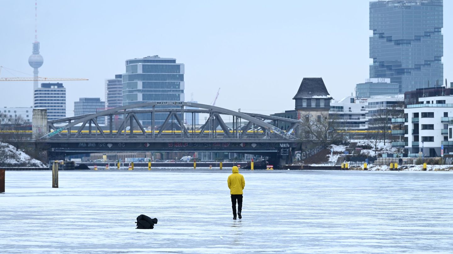 Die Berliner Polizei warnt wegen des Tauwetters vor dem Betreten des Eises. Foto: Elisa Schu/dpa