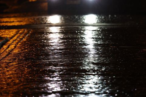 Auch wenn es im Laufe des Tages weiter auftauen soll, bleiben in Mecklenburg-Vorpommern die glatten Straßen am Morgen eine Gefah