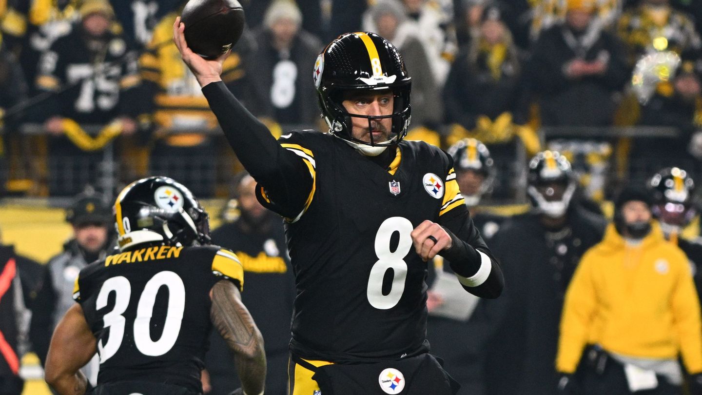 Hat womöglich seinen letzten Pass in der NFL geworfen: Aaron Rodgers. Foto: Justin Berl/AP/dpa