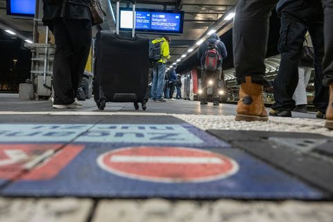 Wegen umfangreicher Sanierungsarbeiten fährt am Ulmer Hauptbahnhof aktuell nur der Regionalverkehr. Foto: Stefan Puchner/dpa