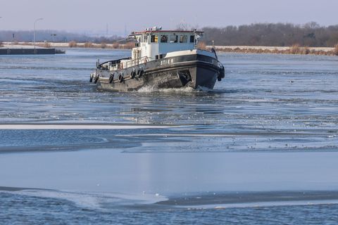 Auf dem Mittellandkanal hat eine Eisscholle an einem Frachter ein Leck verursacht. (Symbolbild) Foto: Peter Gercke/dpa
