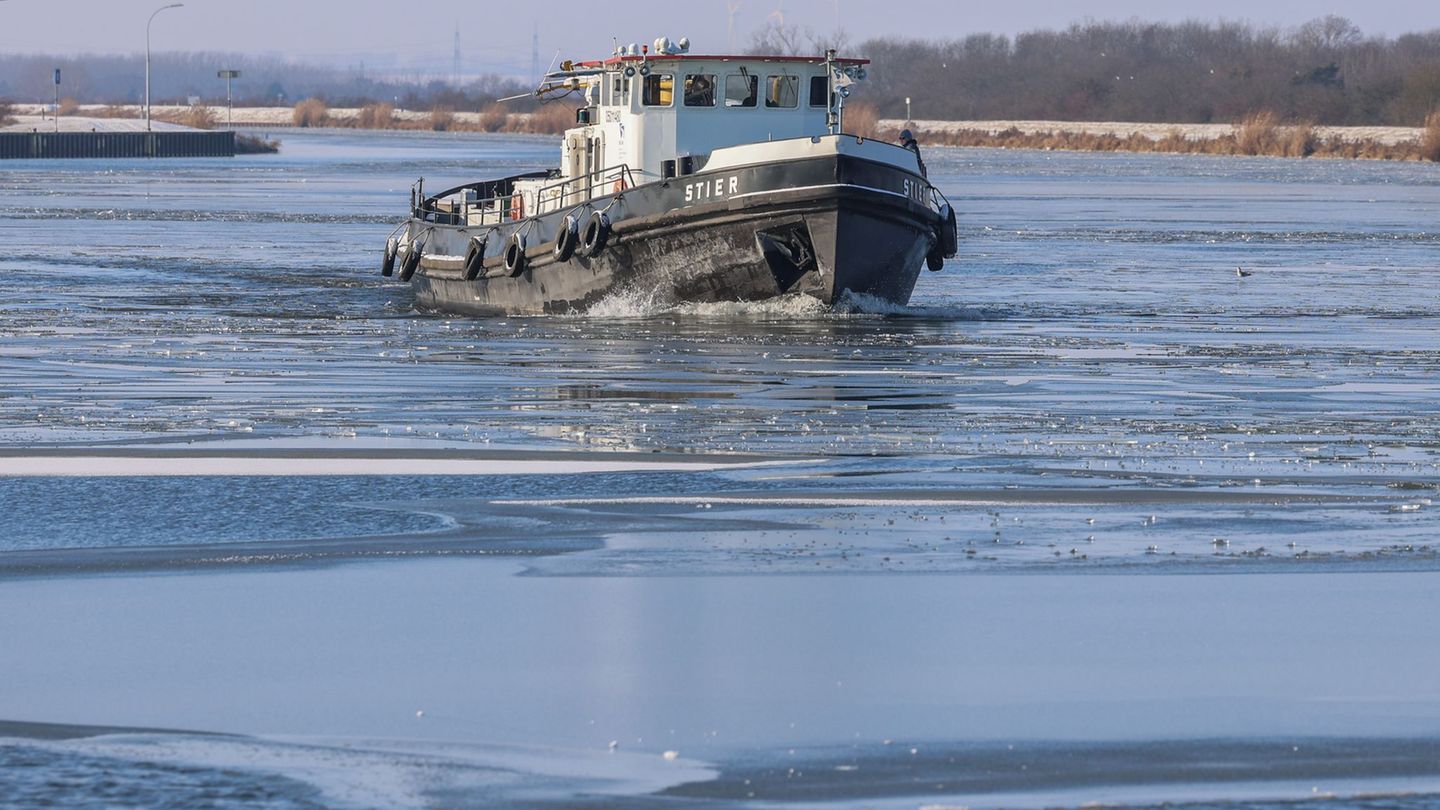 Auf dem Mittellandkanal hat eine Eisscholle an einem Frachter ein Leck verursacht. (Symbolbild) Foto: Peter Gercke/dpa