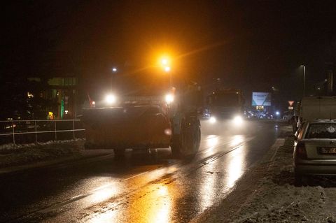 Seit dem frühen Morgen werden die Straßen in Dresden gestreut und geräumt. Foto: Daniel Wagner/dpa