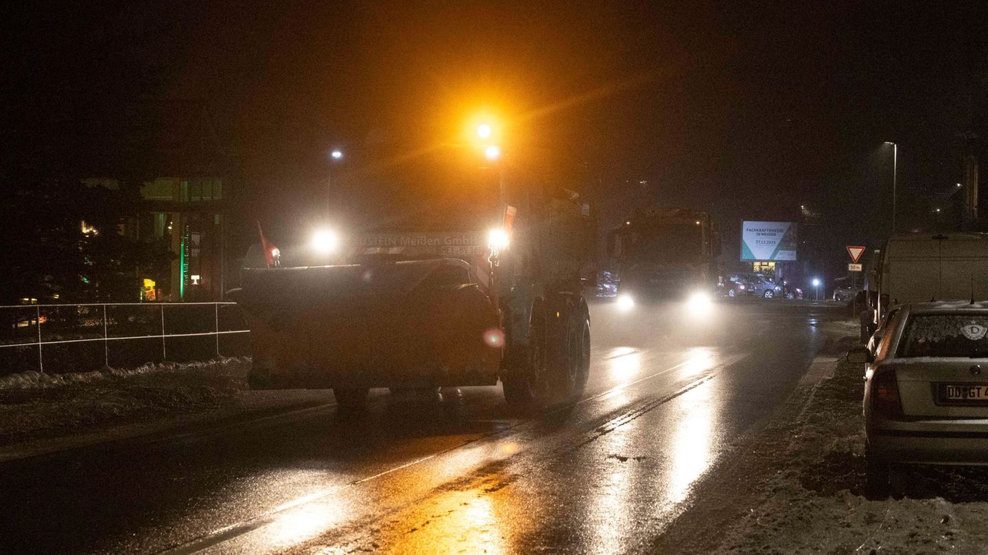 Seit dem frühen Morgen werden die Straßen in Dresden gestreut und geräumt. Foto: Daniel Wagner/dpa