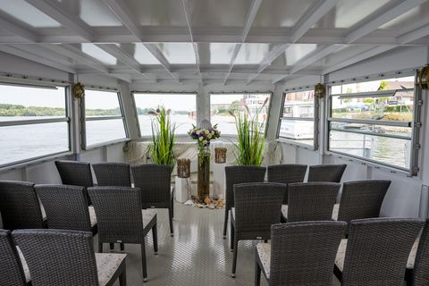 Trübs Unternehmen kooperiert für Flussbestattungen mit einem Schiffseigner, der sonst Freizeit- und Touristenfahrten anbietet. F