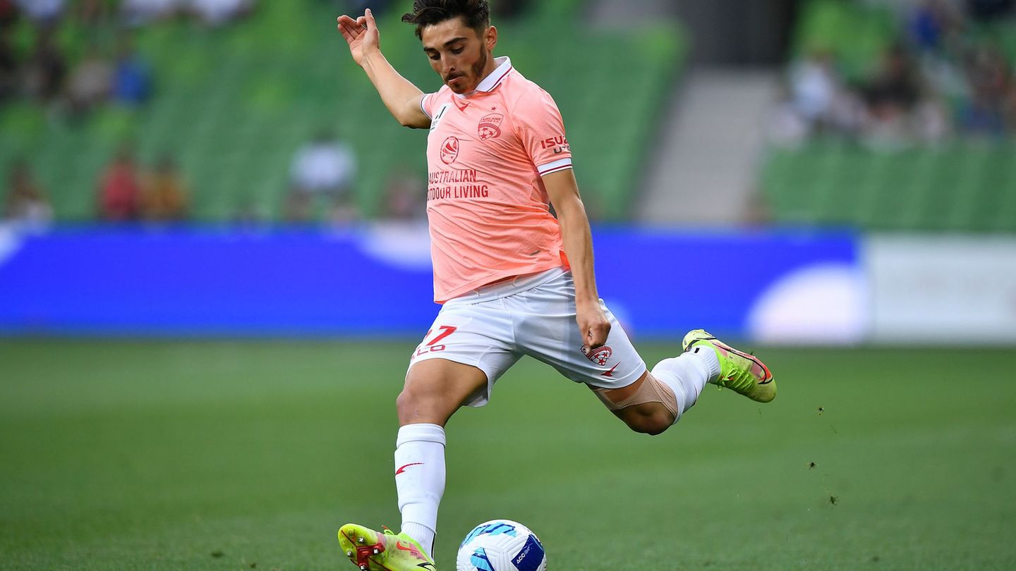 Der schwule Fußballer Josh Cavallo erhebt schwere Vorwürfe gegen Ex-Club Adelaide United. (Archivbild) Foto: JOEL CARRETT/AAP/AP