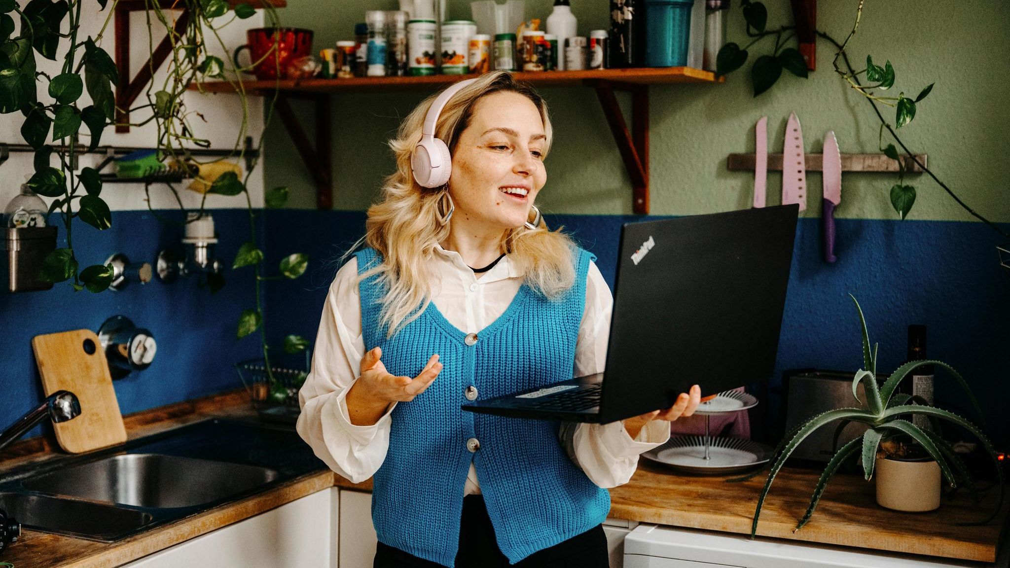 Frau nutzt künstliche Intelligenz am Computer