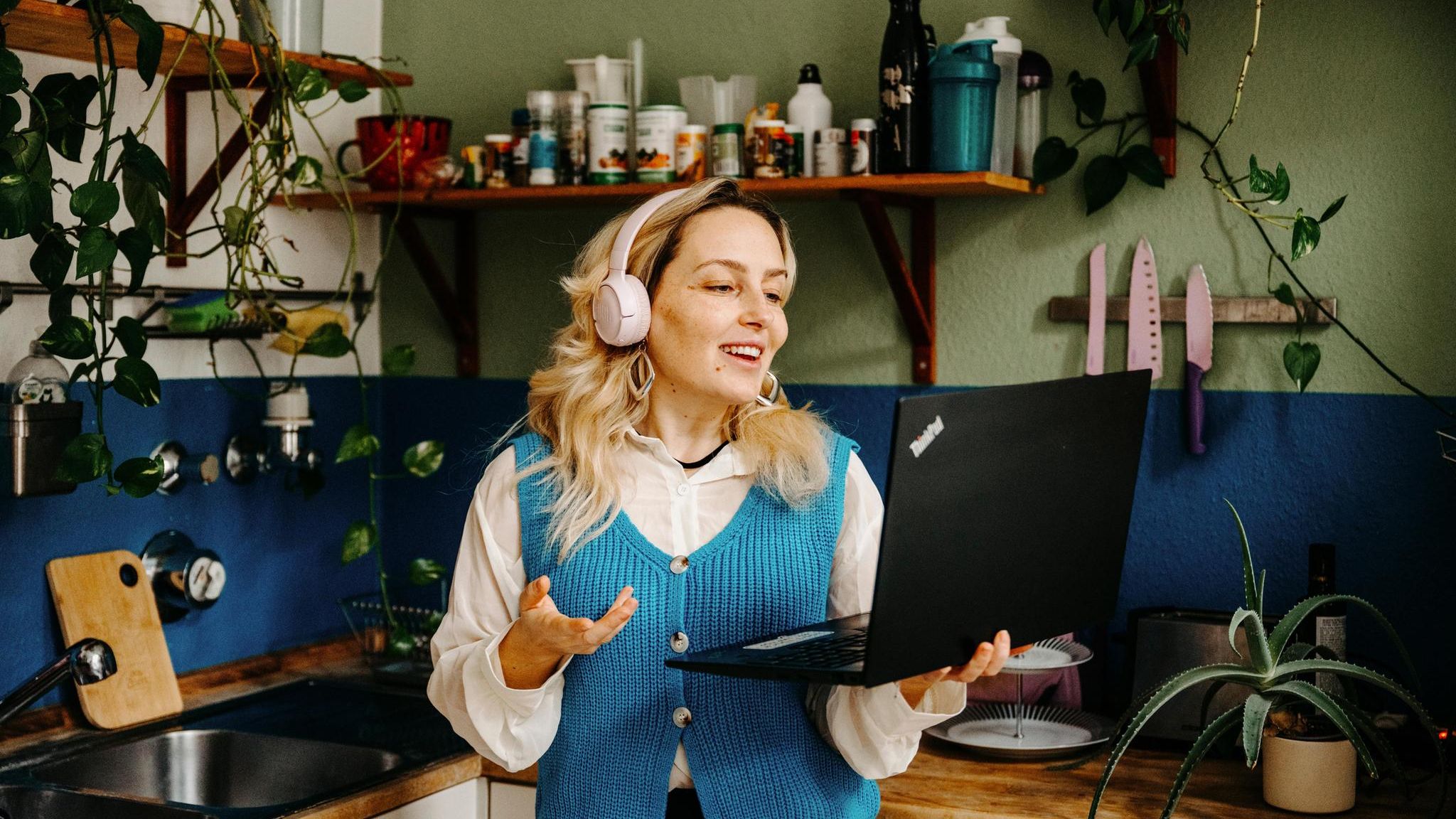 Frau nutzt künstliche Intelligenz am Computer