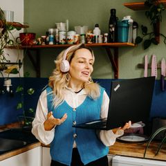 Frau nutzt künstliche Intelligenz am Computer