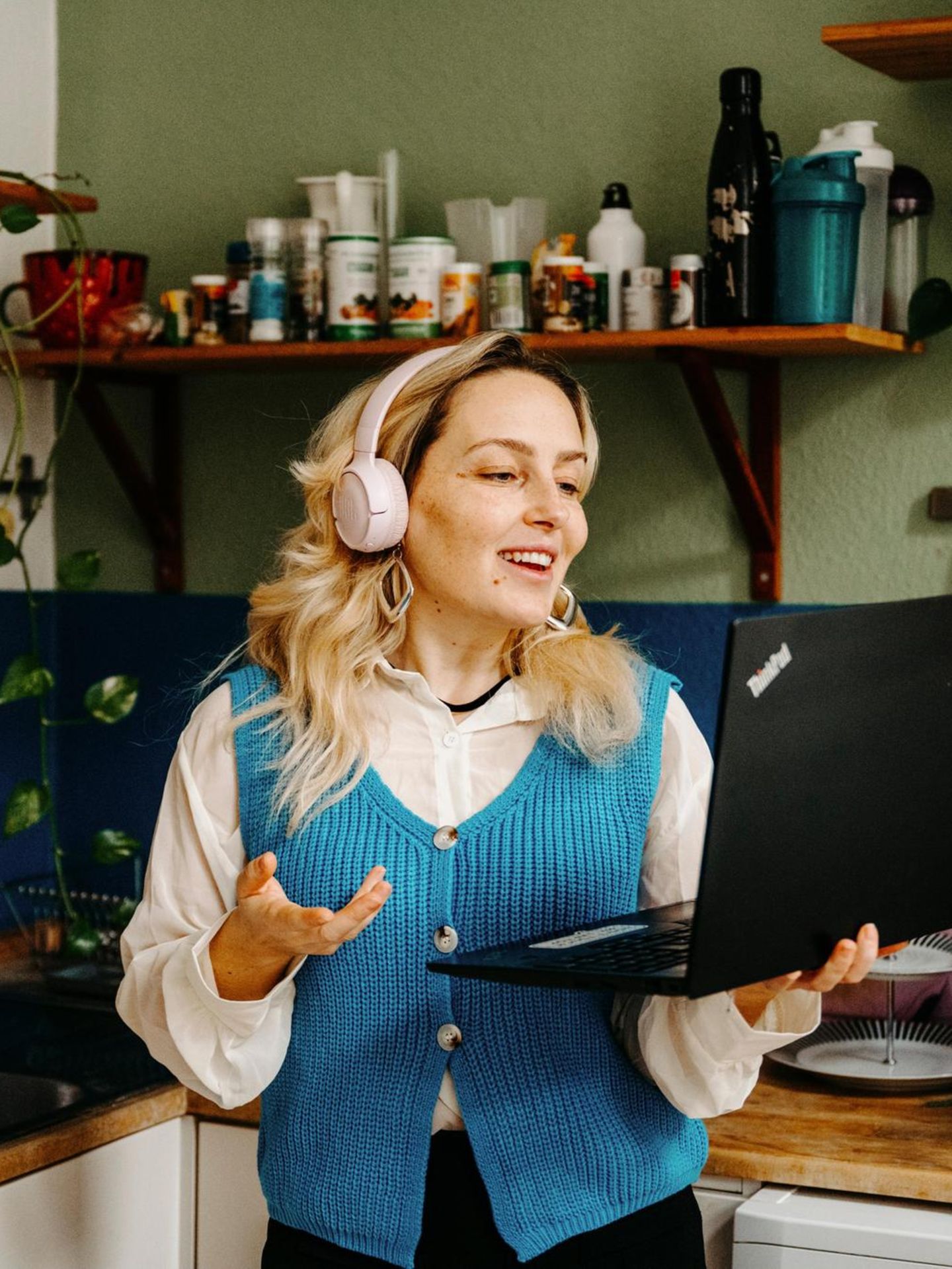 Frau nutzt künstliche Intelligenz am Computer