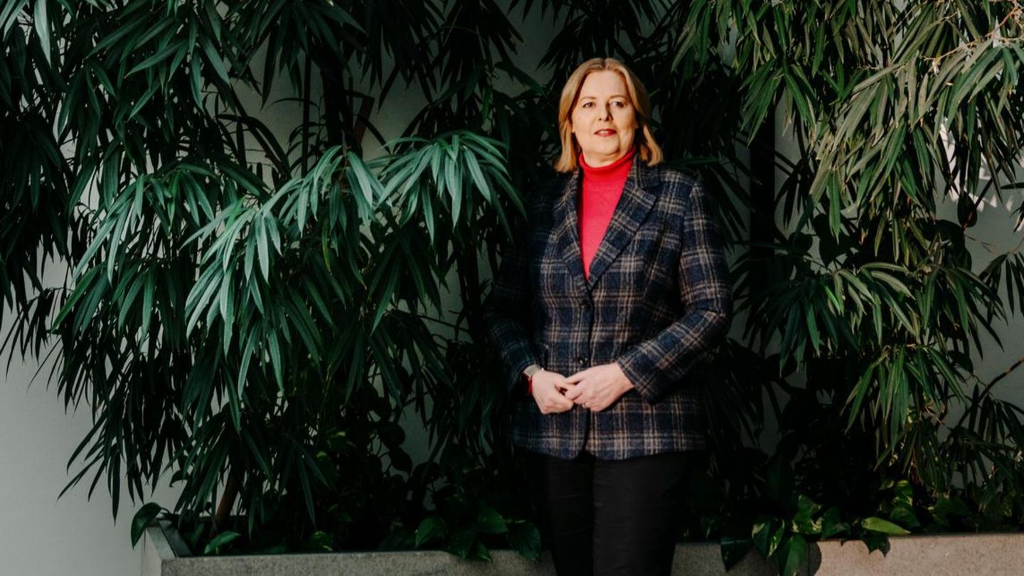 Bärbel Bas im Portrait, steht vor einer Pflanze