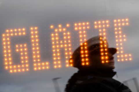 Auf dem Flughafen Wien ist der Betrieb wegen Glatteis vorübergehend eingestellt worden. (Symbolfoto) Foto: Marijan Murat/dpa