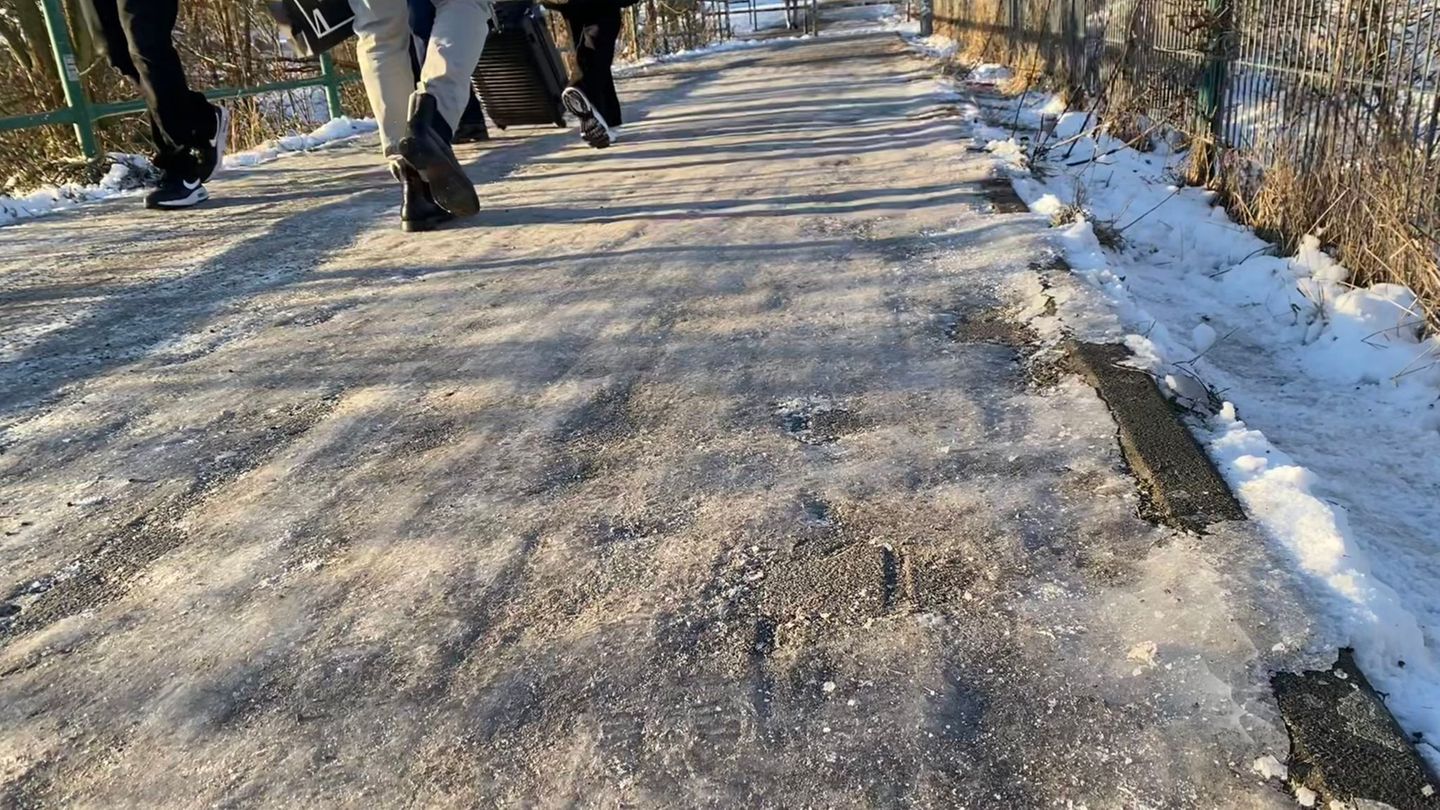 Erfurts Friedhöfe bleiben heute wegen Glättegefahr geschlossen. (Symbolbild) Foto: Anja Mia Neumann/dpa