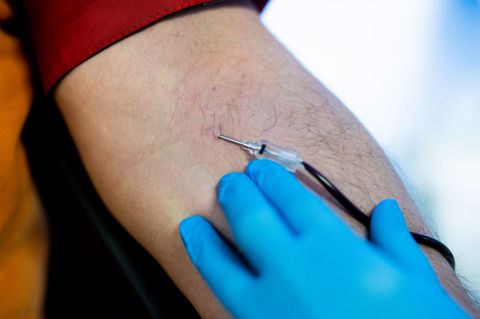 Aktuell reichen die Lagerbestände nur noch für eineinhalb Tage, warnt der DRK-Blutspendedienst West. (Archivbild) Foto: Rolf Ven