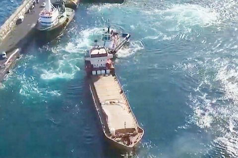 Spanische Drogenfahnder schaufeln zehn Tonnen Kokain aus Salz-Frachter