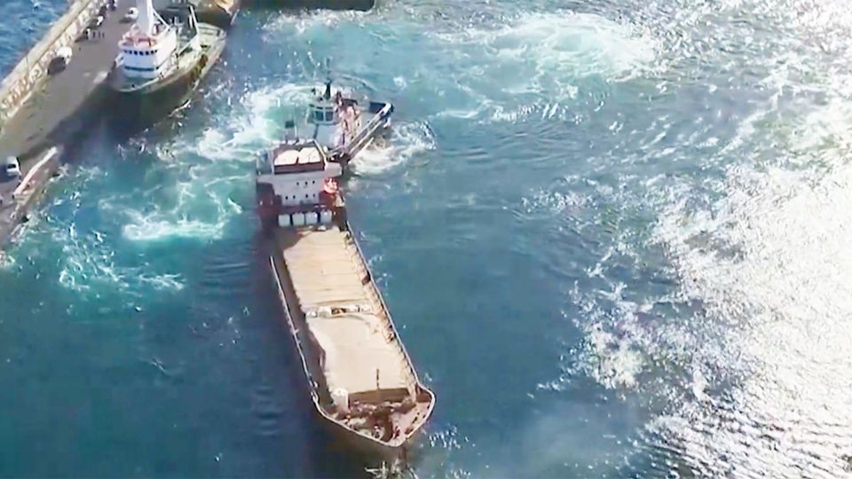 Spanische Drogenfahnder schaufeln zehn Tonnen Kokain aus Salz-Frachter