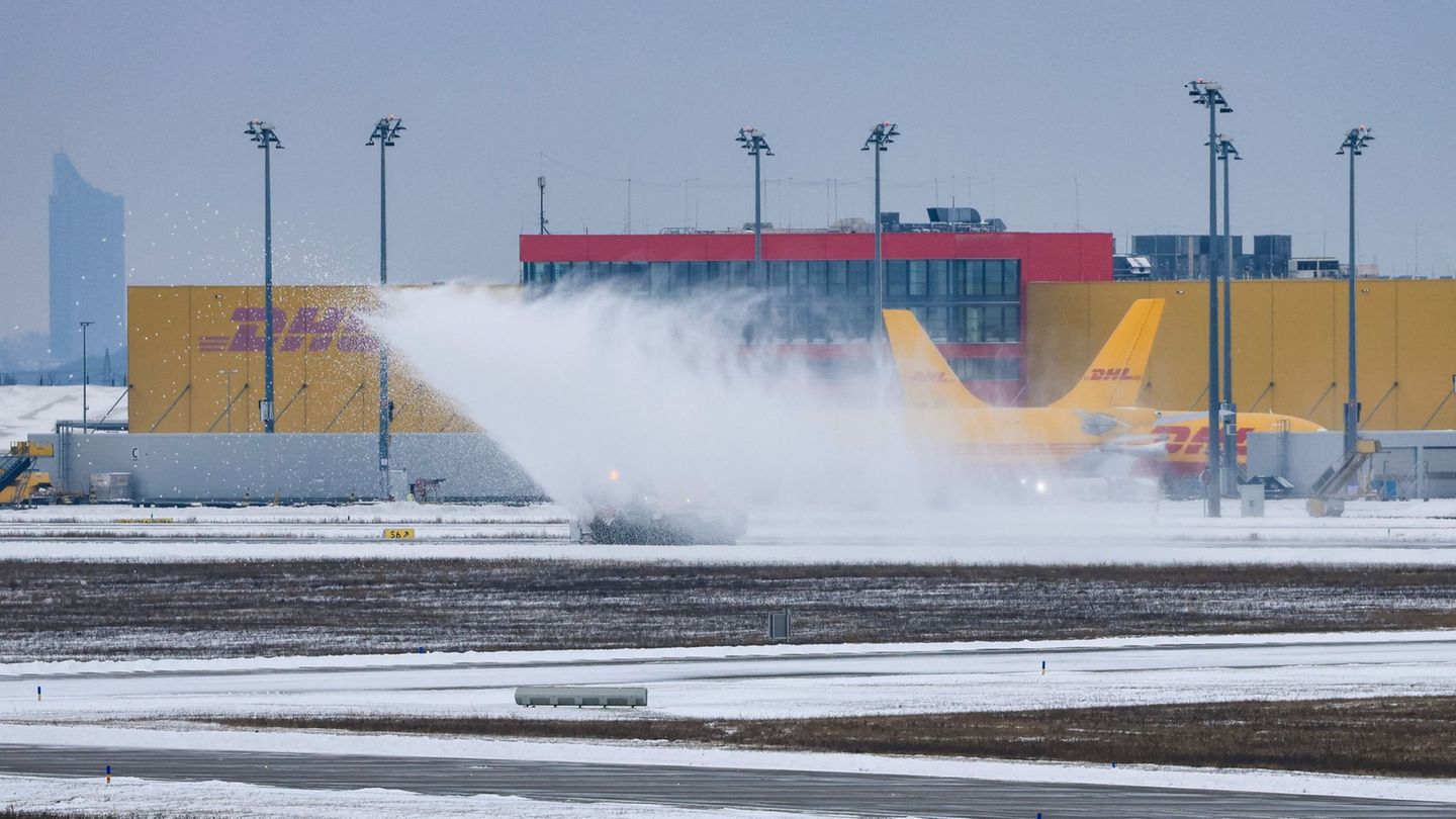 Das Winterwetter bremst den Flugbetrieb in Leipzig und Dresden nicht. (Archivbild) Foto: Jan Woitas/dpa