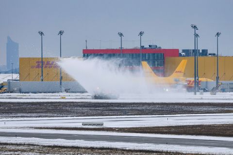 Das Winterwetter bremst den Flugbetrieb in Leipzig und Dresden nicht. (Archivbild) Foto: Jan Woitas/dpa