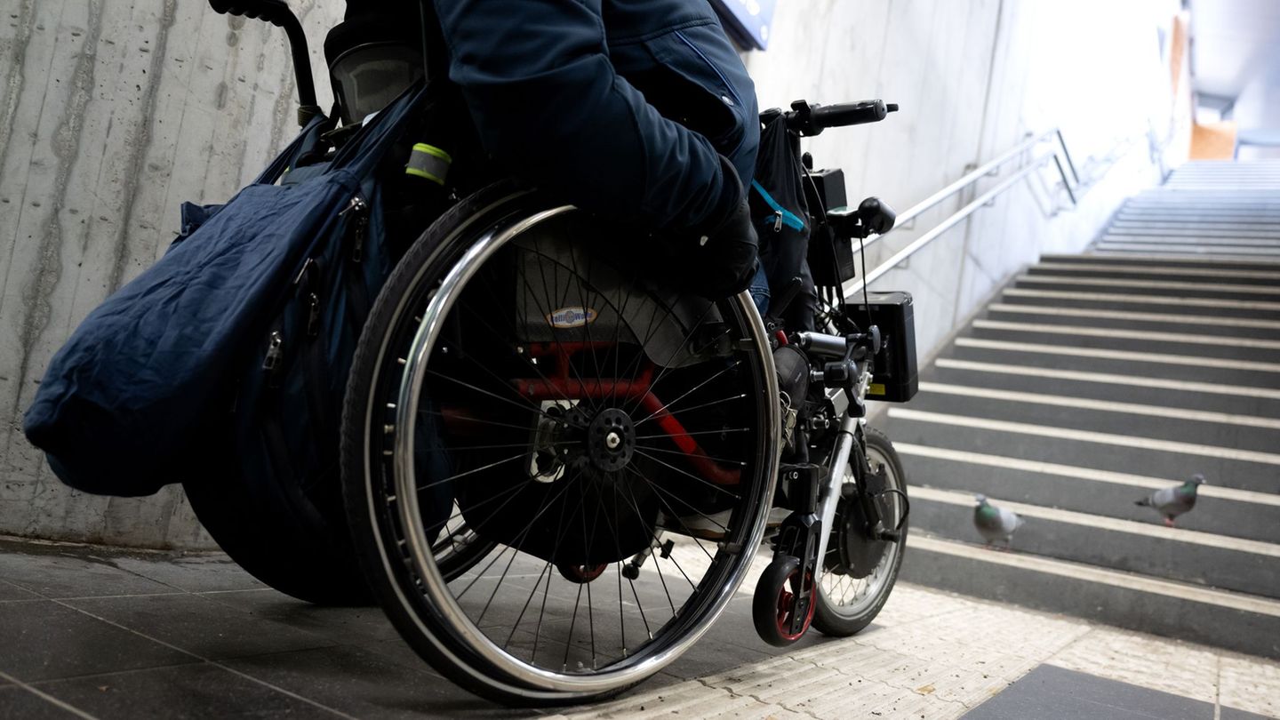 Fast die Hälfte der Bahnhöfe in Bayern ist nicht barrierefrei. (Symbolbild) Foto: Sven Hoppe/dpa