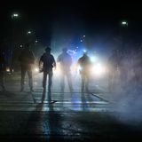 Bundesbeamte der Einwanderungsbehörde sind vor dem Bishop Whipple Federal Building zu sehen, nachdem Tränengas eingesetzt wurde