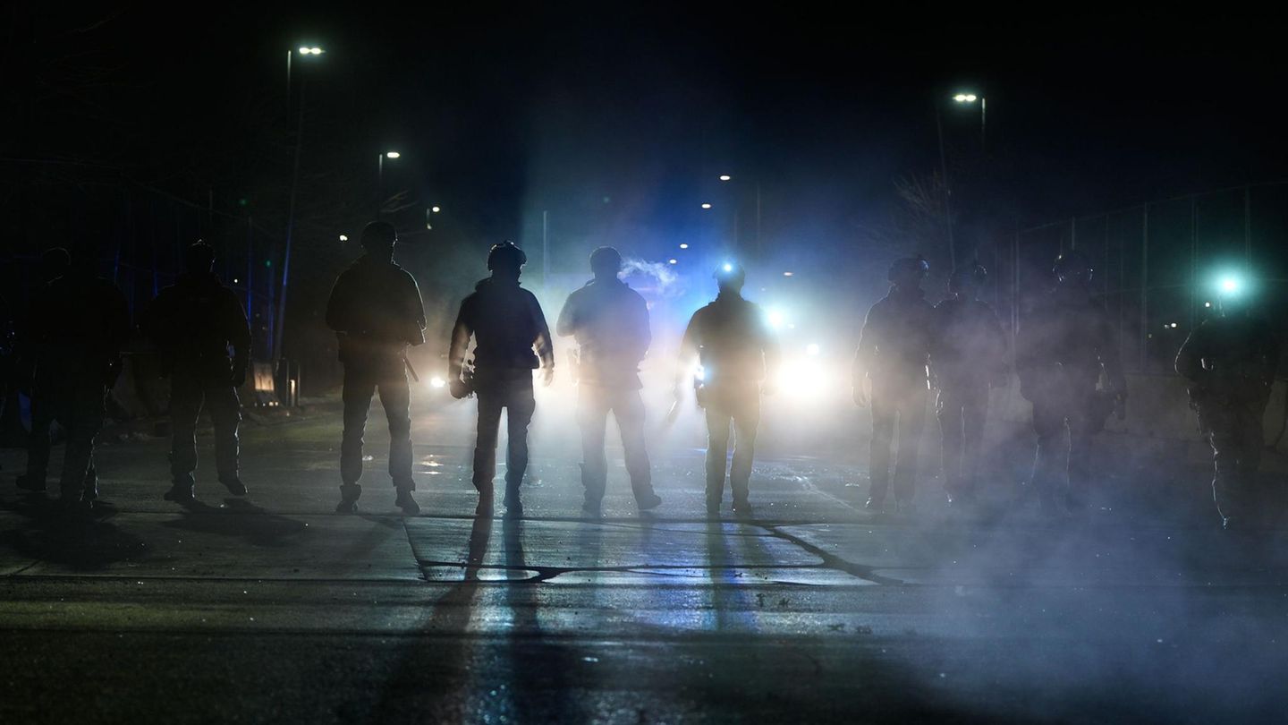 Bundesbeamte der Einwanderungsbehörde sind vor dem Bishop Whipple Federal Building zu sehen, nachdem Tränengas eingesetzt wurde