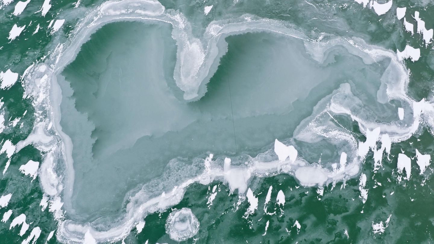 Gefrorener See in Herzform, Balaton, Ungarn