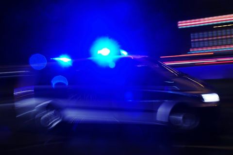 Einsatzfahrzeug der Polizei mit Blaulicht (Symbolbild)
