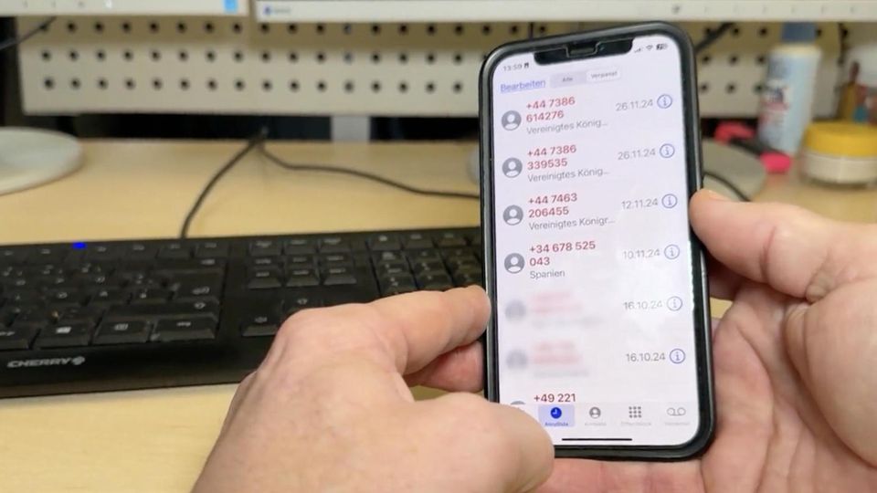 Ein Handy-Display zeigt mehrere entgangene Anrufe fremder Nummern
