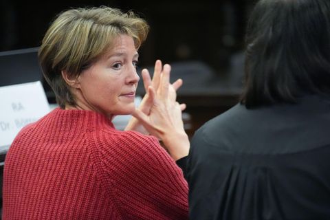 Christina Block sitzt neben ihrem Verteidiger Ingo Bott im Gerichtssaal und schaut über ihre rechte Schulter nach hinten