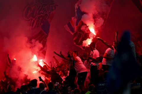 Ein Stadionbesucher in Bochum hatte eine vergleichbare Handfackel wie bei diesem Spiel zwischen Paris und Mailand gezündet. Alle