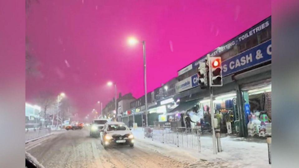 Nach Schneesturm in England erstrahlt der Himmel plötzlich in grellem Pink